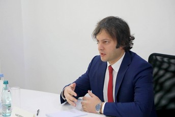 qarTuli-ocnebis-Tavmjdomare-irakli-kobaxiZe-saqarTveloSi-amerikis-SeerTebuli-Statebis-sagangebo-da-sruluflebian-elCs-robin-danigans-Sexvda