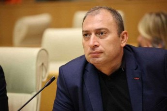 merab-qvaraia-saakaSvili-dRes-adamianis-uflebis-dacvis-maRali-standartiT-sargeblobs-da-yvela-is-fraza-romelic-kritikulad-iyo-mimarTuli-iusticiis-saministros-winaaRmdeg-aris-populisturi