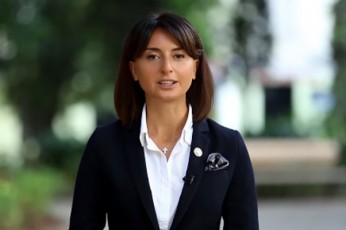 nino-lacabiZe-rodesac-vsaubrobT-qalaqis-ganviTarebaze-cota-uxerxulia-saubari-opoziciuri-sakrebulos-mxridan-dayenebul-sakiTxebze-rogoric-aris-farda-Jaluzebis-Sesyidva-maTi-premiadanamatebi