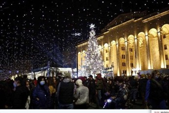 kaxa-kalaZe-rusTavelis-gamzirze-qveynis-mTavari-naZvis-xe-da-masTan-erTad-dedaqalaqSi-yvela-iluminacia-15-dekembers-2000-saaTze-ainTeba