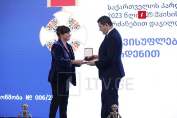 zurab-Jvania-gardacvalebis-Semdeg-Tavisuflebis-saparlamento-ordeniT-dajildovda