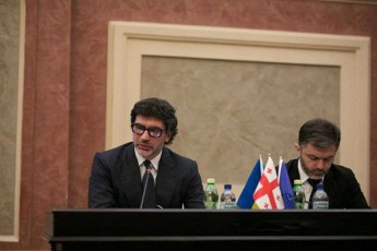 kaxa-kalaZe-visac-survili-aqvs-rom-cal-fexze-idges-es-maTi-uflebaa---amaSi-aravis-SevzRudavT