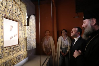 irakli-RaribaSvili-dRes-Cven-gavxseniT-saqarTvelos-oqros-fondis-qristianuli-saganZuris-darbazi-dReidan-Cveni-Tanamoqalaqeebi-da-ucxoeli-stumrebi-kvlav-ixilaven-iseT-Sedevrebs-rogorebicaa-xaxulis-karedi-anCisxati-awyuris-RvTismSoblis-xati