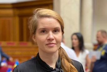 radas-deputatma-mariana-bezuglam-mmarTveli-partia-xalxis-msaxuri-datova---omis-dros-susti-fraqcia-da-partia-ar-mWirdeba