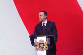 premieri-umTavresi-erovnuli-simbolos-saxelmwifo-droSis-dRes-vulocav-Cveni-qveynis-yvela-moqalaqes-saxelmwifo-droSa-qarTuli-sulis-erovnuli-TviTmyofadobis-Cveni-Tavisuflebisa-da-damoukideblobis-yvelaze-TvalsaCino-gansaxierebaa