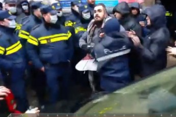 Sss-policiis-araerTi-mowodebis-miuxedavad-rom-moqalaqeebs-protesti-gamoexataT-mSvidobiani-formiT-Sekrebilebma-samarTaldamcvelebs-miayenes-fizikuri-da-sityvieri-Seuracxyofa