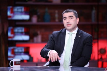 Salva-papuaSvili-xandaxan-undaT-ise-warmoaCinon-TiTqos-bunebrivi-urTierTdapirispireba-unda-iyos-saparlamento-gundsa-da-mTavrobas-Soris-sinamdvileSi-es-erTi-gundia