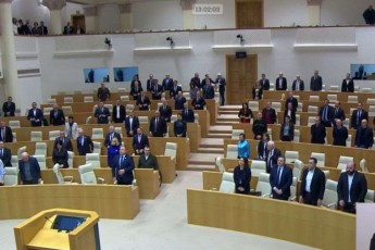 parlamentma-soso-jaWvlianis-xsovnas-wuTieri-dumiliT-pativi-miago