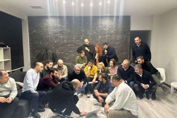 nika-gvaramia-axali---Cven-ase-veZaxiT-Cvens-Tavs-da-mere-vnaxoT