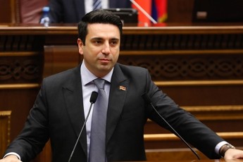 somxeTis-parlamentis-Tavmjdomare-alen-simoniani-aukeTeso-survilebiT-vulocav-saqarTvelos-axlad-daniSnul-premier-ministrs-Cems-karg-megobars-irakli-kobaxiZes