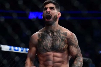 ilia-Tofuriam-aleqsandr-volkanovski-daamarcxa-da-UFC-is-qvemsubuqi-wonis-Cempioni-gaxda