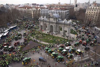 espaneli-fermerebi-protestis-niSnad-traqtorebiT-madridis-centrSi-mividnen