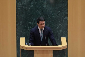 arCil-TalakvaZe-Salva-papuaSvili-is-gamorCeuli-politikuri-lideria-romelic-yvelaze-mkafiod-da-efeqtianad-daupirispirda-dezinformacias-parlamentis-Tavmjdomaris-poziciidan