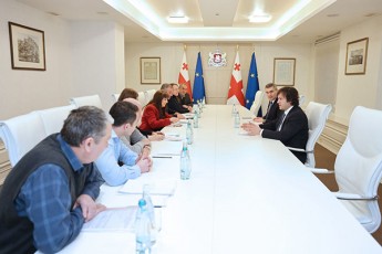 premier-ministri-irakli-kobaxiZe-da-saparlamento-umravlesobis-lideri-mamuka-mdinaraZe-respublikuri-saavadmyofos-medpersonals-Sexvdnen