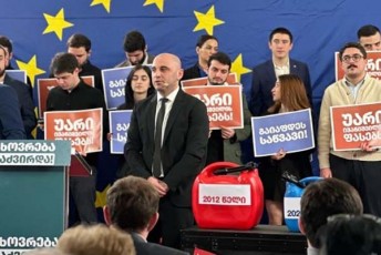 levan-xabeiSvili---erT-xelSi-miWiravs-15-litriani-meore-xelSi-10-litriani-avzi-TanxiT-romliTac-Tavis-droze-SeiZendiT-15-litr-sawvavs-axla-SeiZenT-10-litrs