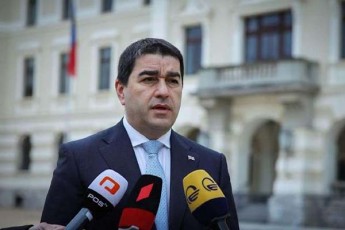 Salva-papuaSvili-Tu-enjeoebi-fiqroben-rom-ori-azri-unda-arsebobdes-qveynis-suverenitetze-maSin-ukve-gasagebia-rasTan-gvaqvs-saqme
