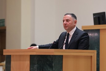 vaxtang-gomelauri-evrokavSiris-wevri-qveynis-kandidatis-statusi-saqarTvelom-Rirseulad-moipova---yvelas-gilocavT-Cveni-qveynisa-da-xalxis-am-did-da-istoriul-miRwevas