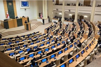 parlamentis-sxdomaze-giorgi-vaSaZes-umravlesobis-deputatebi-sityvierad-daupirispirdnen-da-mas-moRalate-naZirala-da-arakaci-uwodes