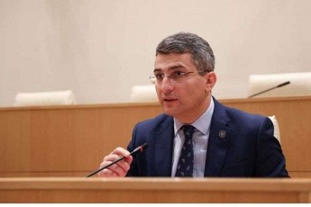 mamuka-mdinaraZe-qarTuli-ocnebis-sakonstitucio-cvlilebebze-yvela-cvlileba-rac-kanonmdeblobaSi-Seva-aTeulobiT-cvlilebis-saxiT-moqmed-konstituciasTan-iqneba-absolutur-SesabamisobaSi-da-arc-erTi-ar-SeewinaaRmdegeba