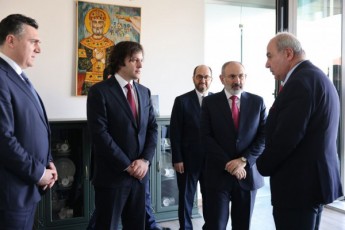 irakli-kobaxiZem-da-nikol-faSinianma-somxeTis-respublikaSi-saqarTvelos-saelCos-axali-Senoba-gaxsnes