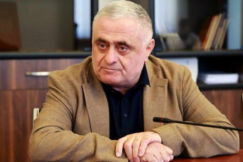 viqtor-jafariZe-Zalian-mainteresebs-an-stolterbergi-an-es-koleqtiuri-fotigebi-da-maTnairebi-sad-iyvnen-im-cxra-wlis-ganmavlobaSi-roca-saakaSvili-quCaSi-xocavda-axalgazrdebs