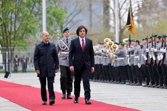 germaniis-federalur-kancelariaSi-saqarTvelos-premier-ministr-irakli-kobaxiZis-daxvedris-oficialuri-ceremonia-gaimarTa