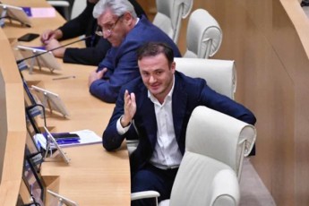 irakli-zarqua-vinc-arian-komisiaSi-maT-qveyanas-umuxTles-mcdeloba-hqondaT-CamoeSalaT-da-erovnuli-bankis-paralizeba-moexdinaT-am-xalxisgan-dakompleqtebuli-komisiisgan-ras-unda-velodoT--arafers-kargs