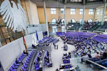 germaniis-parlamentma-mxari-dauWira-kanons-romelic-transgenderebs-interseqsualebs-da-arabinarul-adamianebs-saxelisa-da-genderuli-identobis-Secvlas-uadvilebs