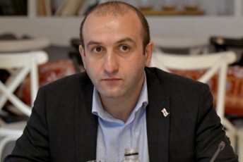 iago-xviCia-parlamentis-tribuna-ar-aris-adgili-sadac-deputatebi-muStiT-unda-uswordebodnen-erTmaneTs-dRes-momxdar-faqts-Zalian-negatiurad-vafaseb