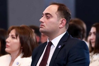 zurab-qadagiZe-mas-Semdeg-rac-Sapitos-cirki-ver-Sedga-quCaSi-parlamentSi-scades-aurzauris-mowyoba---elisaSvilmac-sakuTar-Tavze-aiRo-mTeli-nagavi-da-ise-moiqca-rogorc-ukanaskneli-donis-naZirala