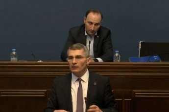 mamuka-mdinaraZe-dRes-gamoCnda-rom-ar-arsebobs-arc-rusulobis-arc-antiqarTulobis-aranairi-argumenti---verc-erTi-muxli-verc-erTi-punqti-ver-daasaxeles-im-narativis-gasamyareblad-rac-iyo