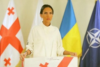 sofo-jafariZe---dRes-davinaxavT-ZaliT-muqariT-SantaJiT-Camoyvanil-xalxs---sazogadoebas-apirispireben-erTmaneTTan-mSoblebs-upirispireben-Svilebs