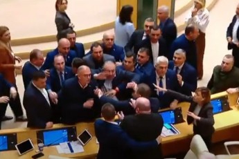 parlamentSi-deputatebs-Soris-dapirispireba-moxda-video