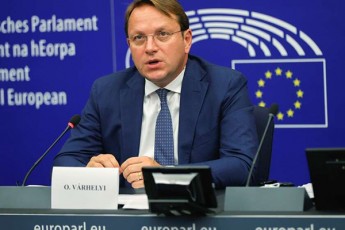 evrokomisari-premierTan-satelefono-saubarze-slovakeTSi-momxdari-tragikuli-movlena-iyo-moyvanili-rogorc-magaliTi-imisa-Tu-sad-SeiZleba-migviyvanos-sazogadoebaSi-polarizaciis-aseTma-maRalma-donem