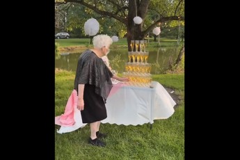 “მოხერხებული” ბებია ქორწილში (ვიდეო)