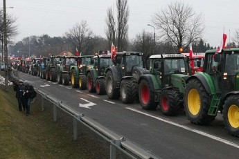 ukrainidan-sasoflo-sameurneo-produqciis-importis-akrZalvis-garda-poloneli-fermerebi-aprotesteben-evropis-agrarul-politikas-romelic-fermerebs-rig-garemosdacviT-da-klimatur-moTxovnebs-uyenebs