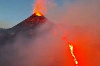 italiaSi-vulkan-strombolis-amofrqvevis-gamo-gangaSis-wiTeli-niSnuli-gamocxadda