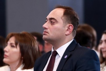 zurab-qadagiZe-bob-menendesi-romelic-qarTuli-demokratiis-ukusvliT-iyo-imedgacruebuli-amerikaSi-ucxoel-agentad-gamocxadda-ase-nawil-nawil-ingreva-miTi---demokratiisa-da-civilizaciis-umaRles-pedestalze