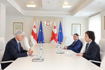 premier-ministri-irakli-kobaxiZe-quTaisis-saerTaSoriso-universitetis-axlad-daniSnul-reqtors-giorgi-xubuas-Sexvda