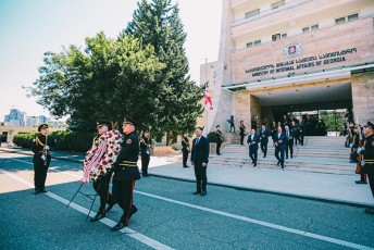 Sinagan-saqmeTa-ministrma-samsaxurebrivi-movaleobis-Sesrulebis-dros-daRupuli-policielebis-memoriali-gvirgviniT-Seamko