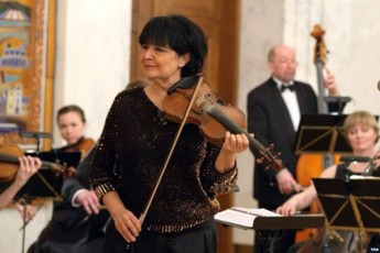 rogor-dakarga-liana-isakaZem-naxevarmilioniani-violino--