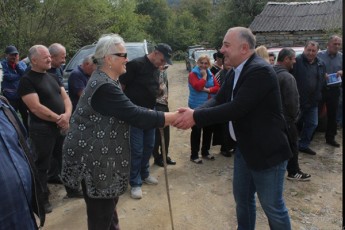 partia-qarTuli-ocneba---demokratiuli-saqarTvelos-delegati-zaal-duglaZe-winasaarCevno-kampaniis-farglebSi-Sexvedrebs-xaSurSi-agrZelebs