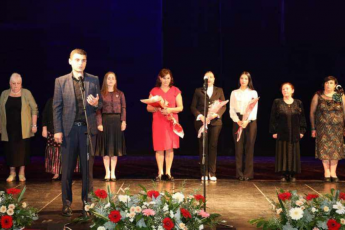 ozurgeTis-saxelmwifo-dramatul-TeatrSi-maswavleblis-profesiuli-dRisadmi-miZRvnili-RonisZieba-gaimarTa