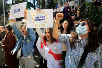 mosalodneli-protesti-qarTuli-ocnebis-gamarjvebis-SemTxvevaSic---opoziciis-moqmedebis-scenari-makkeinis-institutis-angariSSi-ikiTxeboda