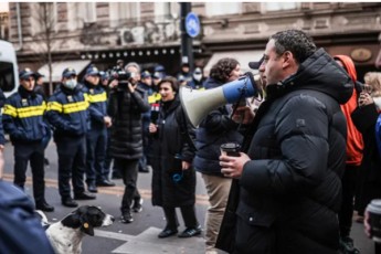 giorgi-vaSaZe-policielebo-gTxovT-gadaxvideT-trotuarze-nu-ketavT-gzas-moqalaqeebs-gadaadgilebaSi-problemas-nu-uqmniT---Tu-rames-aprotestebT-gaaprotesteT-trotuarze-ar-SeiZleba-qalaqis-paralizeba