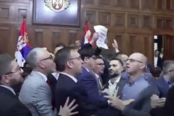 serbeTis-parlamentSi-deputatebi-erTmaneTs-fizikurad-daupirispirdnen-video