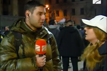 demonstrantebis-nawilma-rusTavi-2-is-Jurnalists-profesiuli-movaleobis-SesrulebaSi-xeli-SeuSala-video