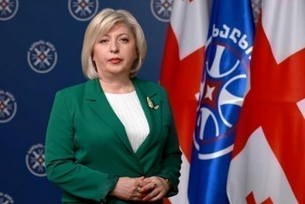 Tamar-CiburdaniZe-ucxo-qveynis-elCebze-Jurnalistebis-dayofa-politikuri-niSniT-aris-anti-diplomatia-elCebi-revoluciis-barikadebTan-dganan