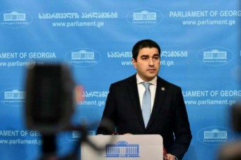 daibeWda-sainauguracio-konstitucia-romelzec-fics-dadebs-saqarTvelos-prezidenti-yoveli-Semdegi-prezidenti-swored-am-egzemplarze-dadebs-fics---Salva-papuaSvili