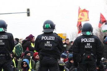 TagesSfigeli-AfD-s-partiuli-konferenciis-winaaRmdeg-gamarTul-saprotesto-aqciaze-memarcxene-politikosi-policiam-ugono-mdgomareobamde-scema